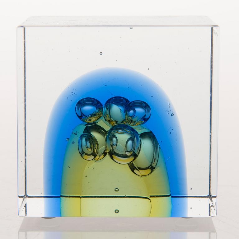 OIVA TOIKKA, a glass cube signed Oiva Toikka Nuutajärvi 2007 90/2000.