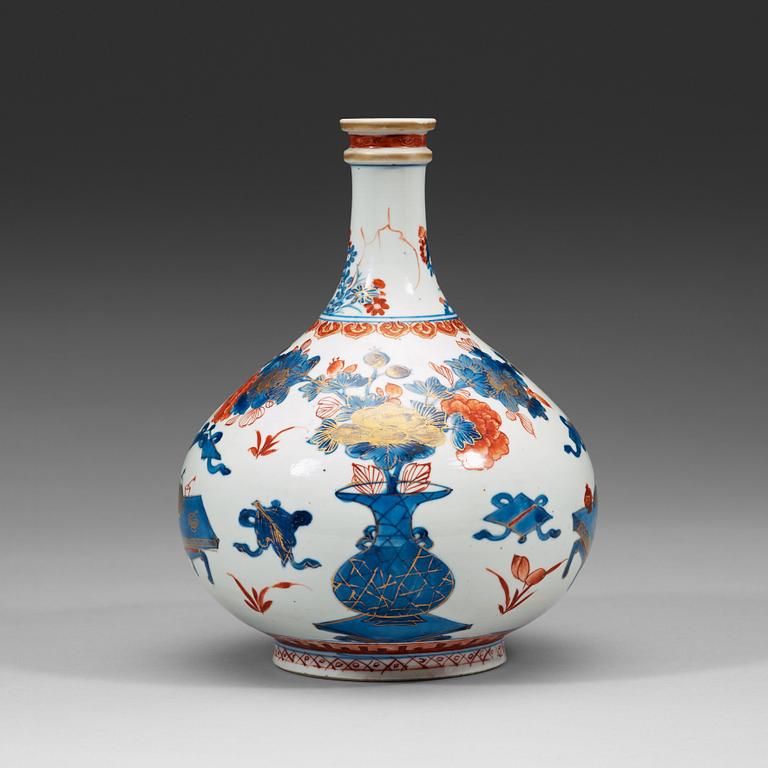 An imari porcelain apothecary bottle, Qing dynasty, Kangxi (1662-1722).