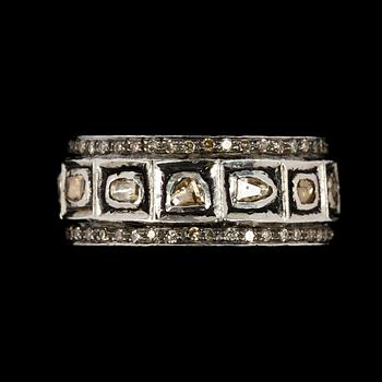 1152. RING, rosenslipade diamanter, tot. ca 5 ct samt mindre briljantslipade diamanter.