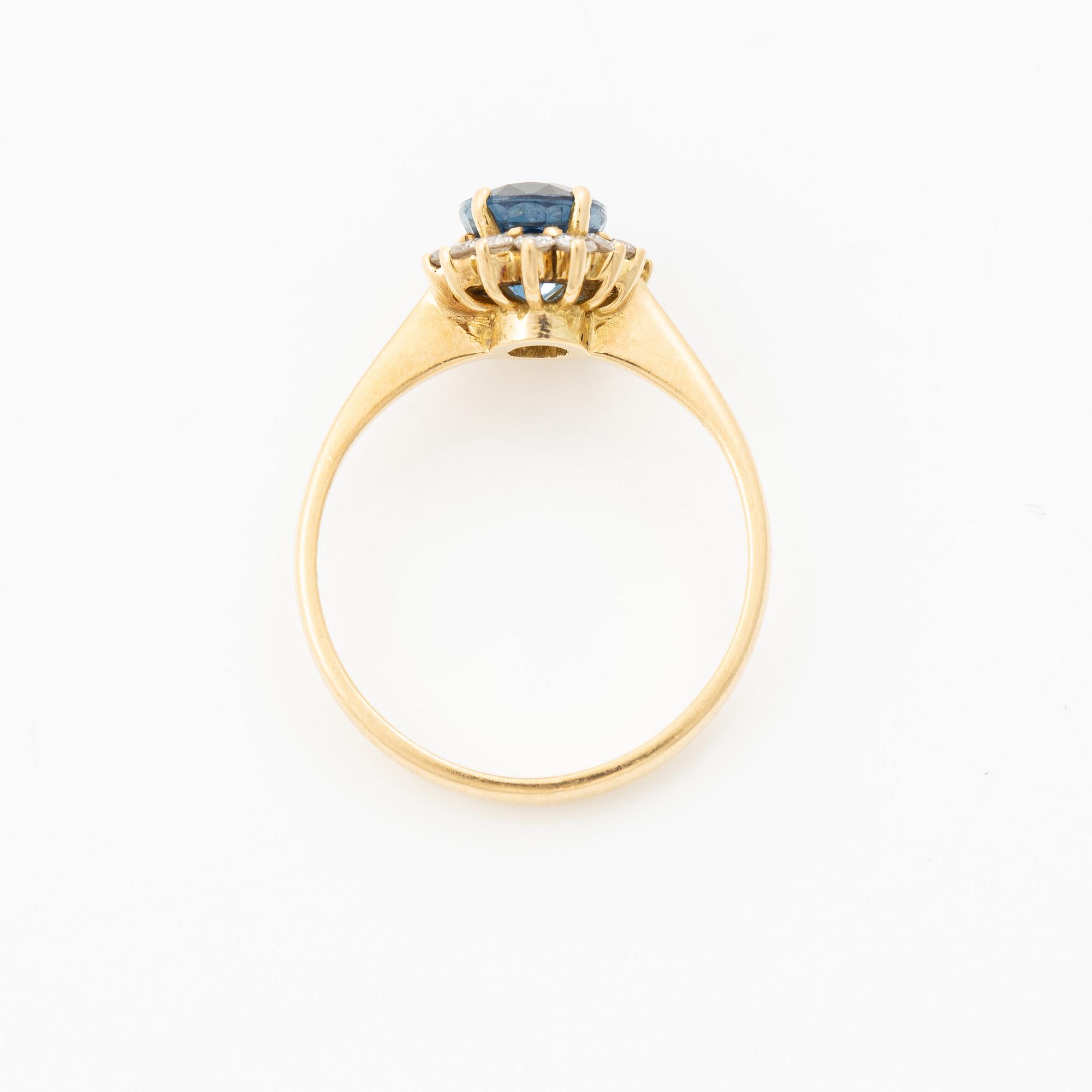 Ring, cluster, 18K gold with sapphire and brilliant-cut diamonds.