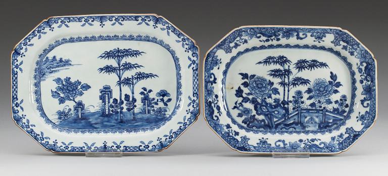 FAT, två stycken, porslin. Qing dynastin, Qianlong (1736-95).