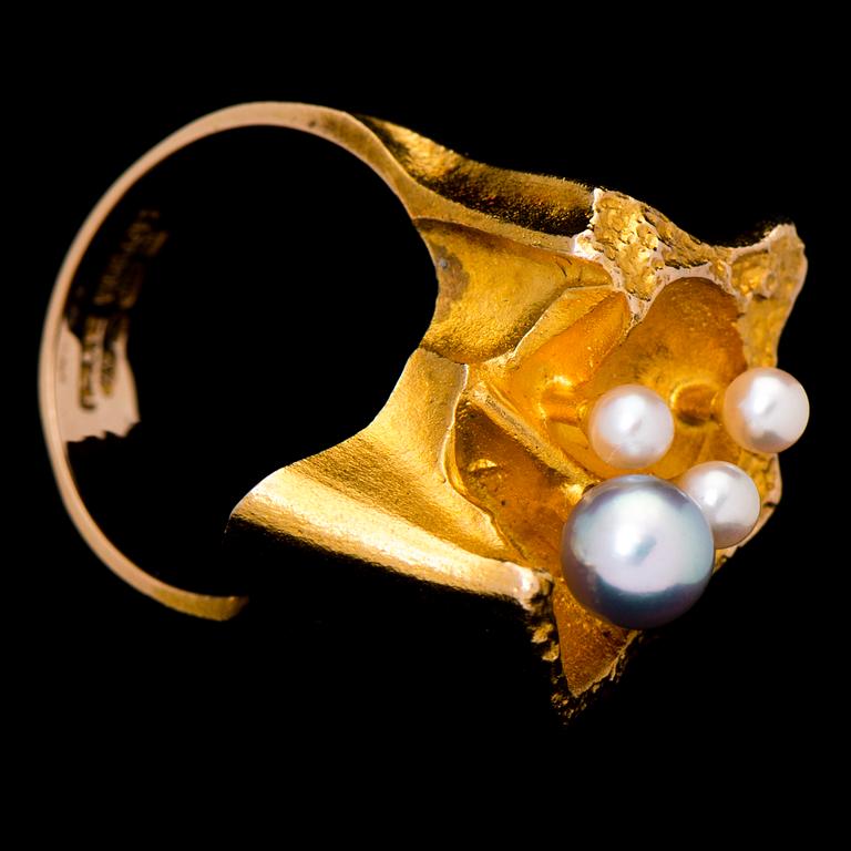 A BJÖRN WECKSTRÖM RING, "Neljä tuulta", cultured pearls, 14K gold. Lapponia 1974.