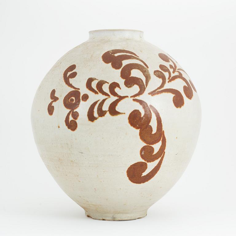 Lee Hyun-Gyueng a stoneware 'Moon jar', Korea, 1950s.