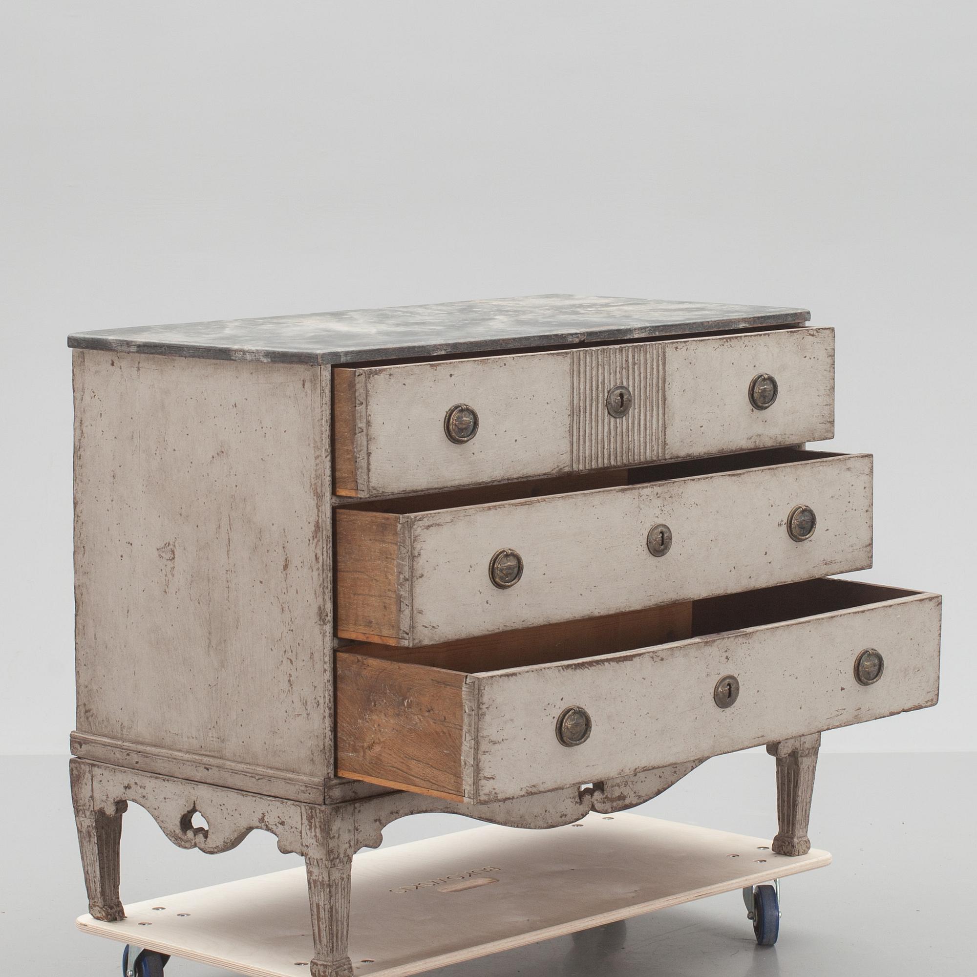 BYRÅ, 1800-tal, Louis XV!-stil.