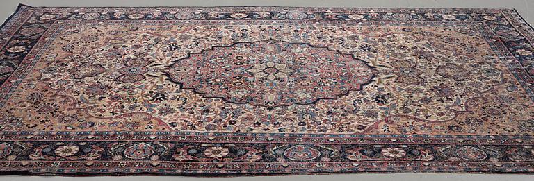 Matto, an antique Teheran probably, ca 317,5-319 x 206,5-215,5 cm.