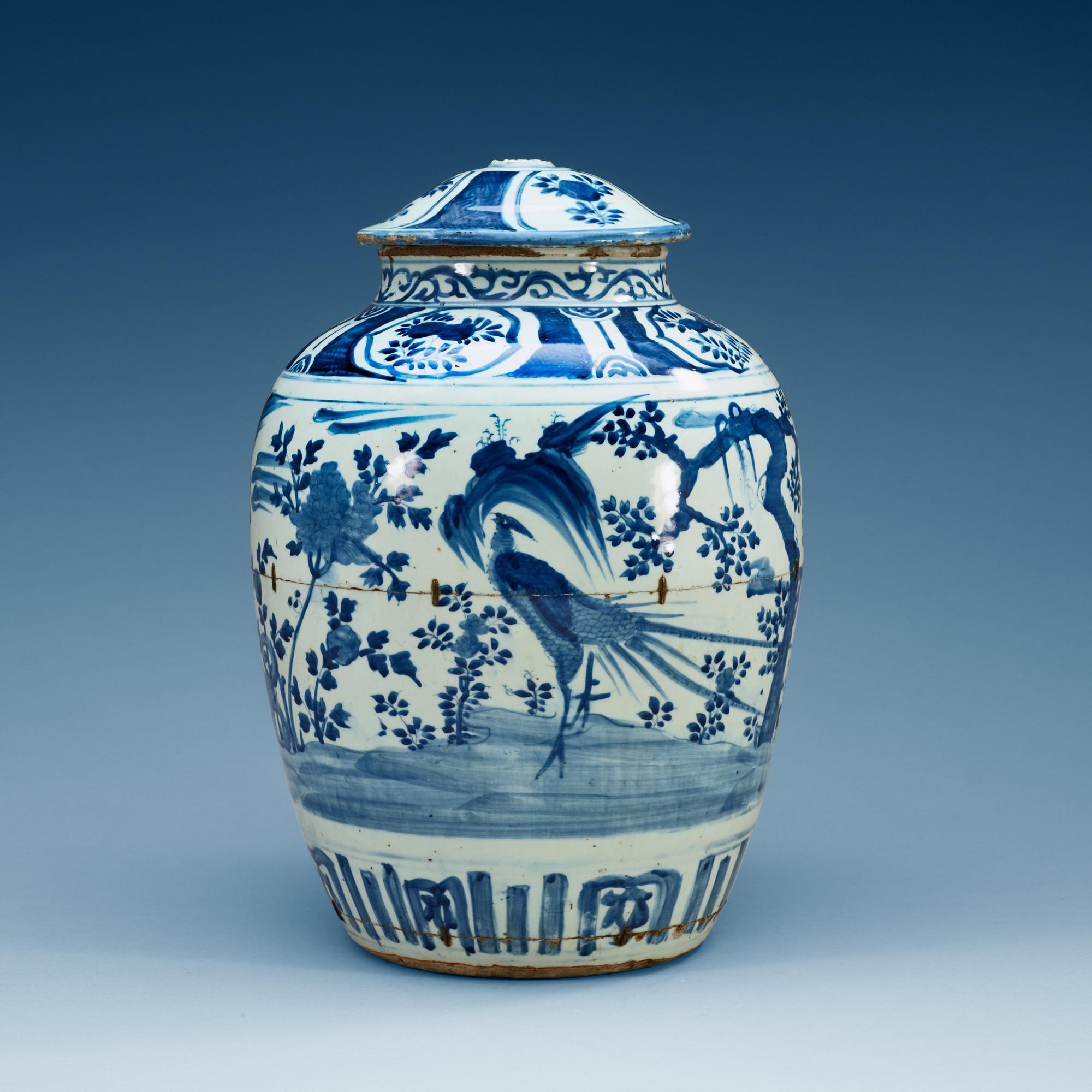 URNA med LOCK, porslin. Ming dynastin, Wanli (1573-1620).