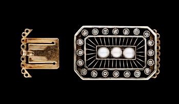 114. COLLIERLÅS med boutonpärlor och rosenslipade diamanter.