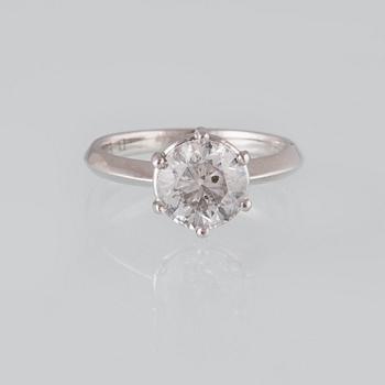 RING, 18K vitguld med briljantslipad diamant ca 2.01 ct. Vikt 3,5 gram.