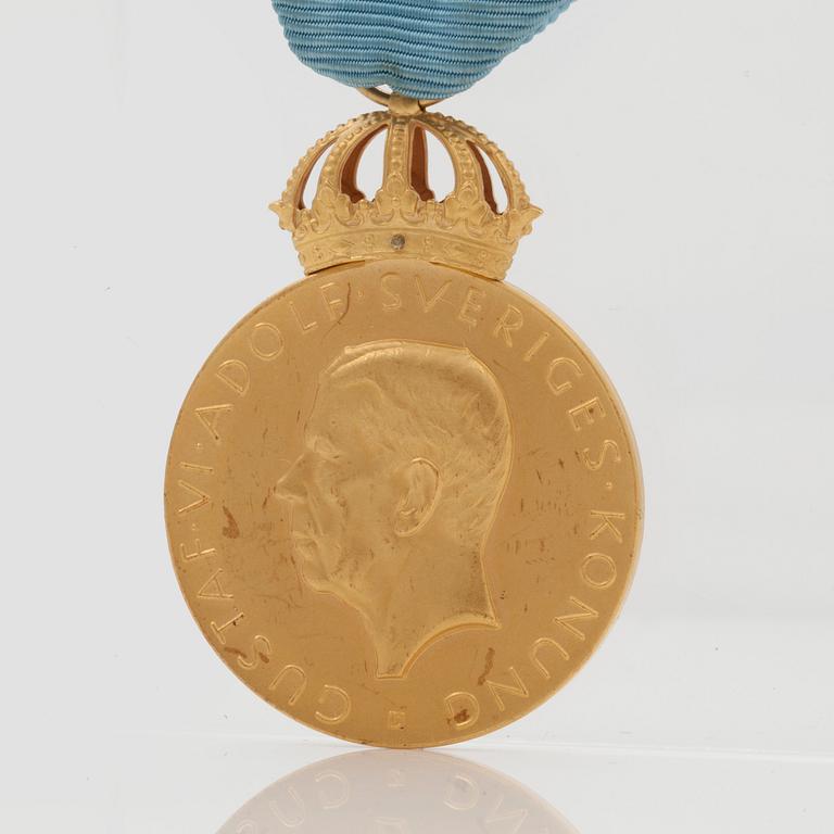 A Swedish royal gold medal from Sveriges hantverks o industriorganisation. 1961. Weight ca 28 grams. With original box.