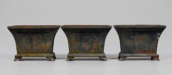 TRÄDGÅRDSURNOR, 3 st, gjutjärn, 1900-talets andra hälft.