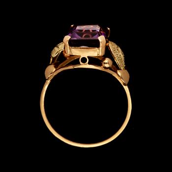 RING, 18k guld med åttkantslipad ametist. Vikt 4 g.