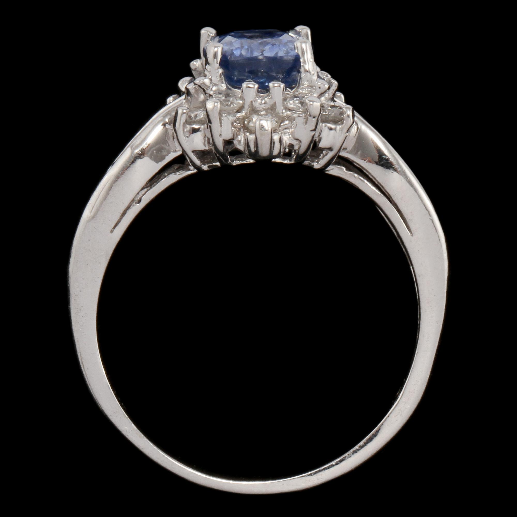 RING, 14k vitguld med fasettslipad tanzanit och 10 briljantslipade diamanter. Vikt 4 g.