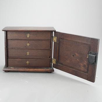 VÄGGSKÅP, omkring 1900.