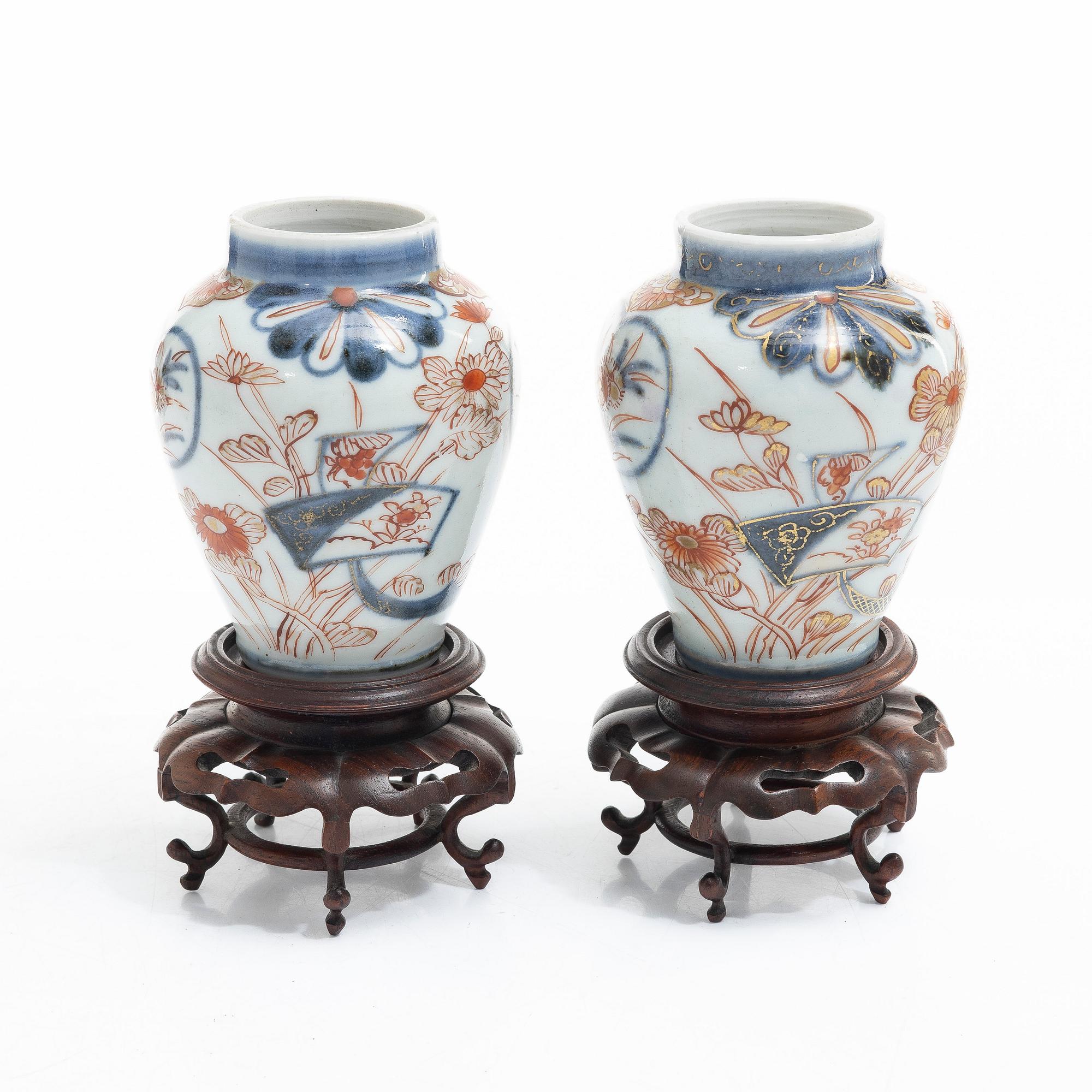 A pair of Japanese imari porcelain jars, 19th century.
