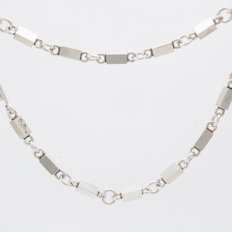 Wiwen Nilsson, necklace with bar chain and one earring, silver, Lund 1971 and 1973.