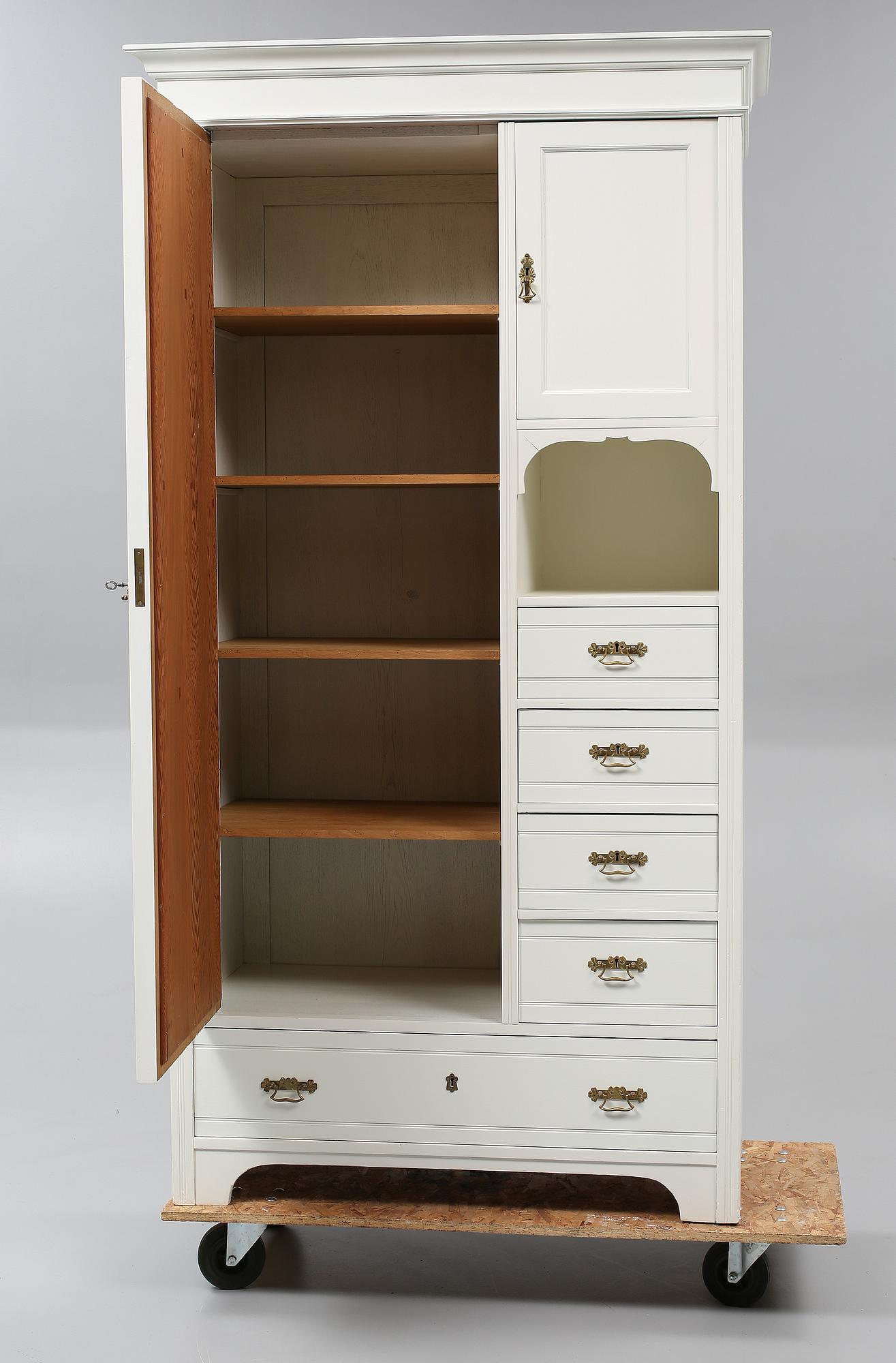 KLÄDSKÅP, jugend, 1900-talets början.