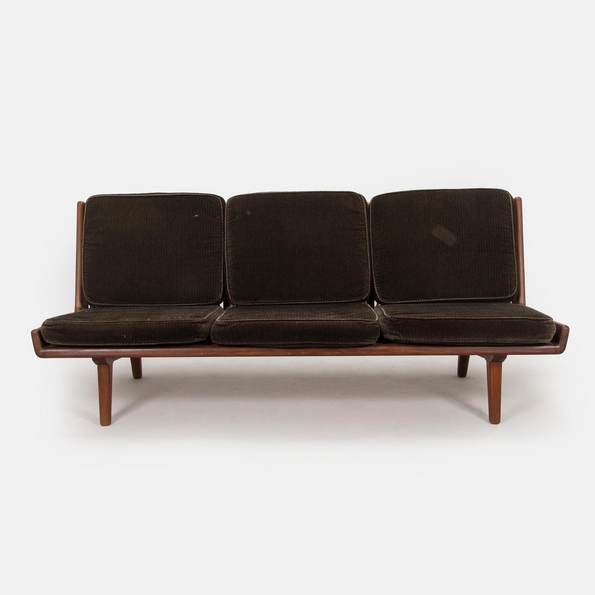 Carl Gustaf Hiort af Ornäs, sohva, "Studio", Puunveisto Oy - Träsnideri Ab 1900-luvun puoliväli.