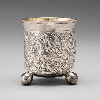 110. Christoph Beer, bägare på kulfötter, silver, Nürnberg (verksam 1677-1701). Barock.