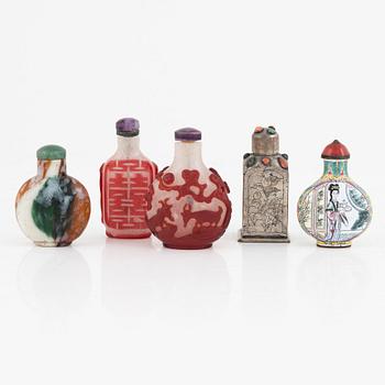Snusflaskor, fem stycken, glas, emalj och metall. Kina, 1900-tal.