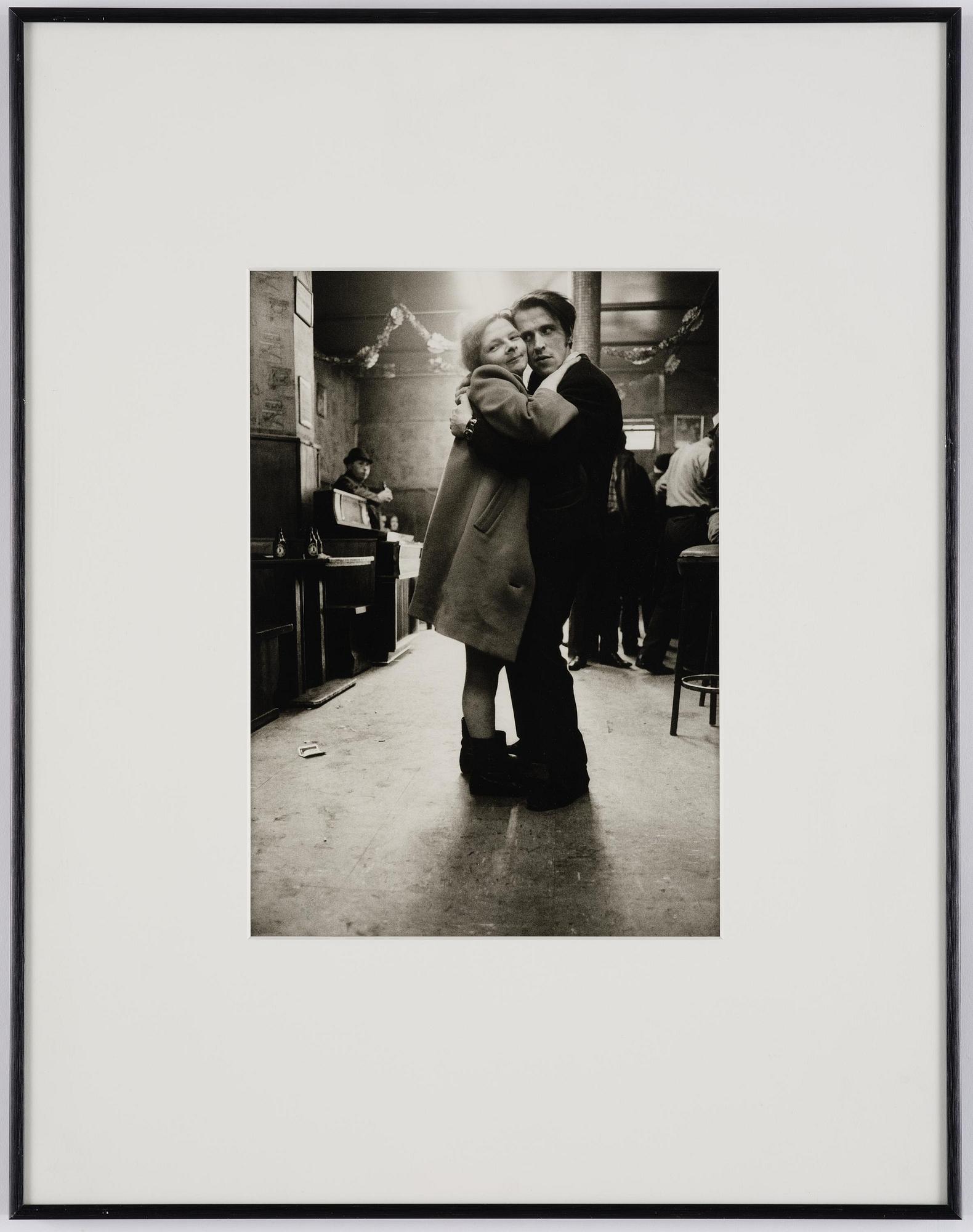Anders Petersen, "Kleinchen med man, Café Lehmitz, Hamburg, april 1970".