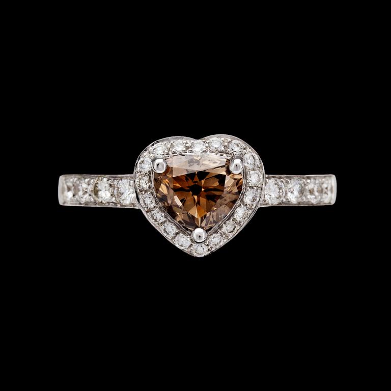RING, hjärtslipad cognacsfärgad diamant, 1.09 ct, samt mindre briljantslipade diamanter, tot. 0.42 ct.