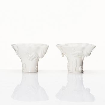 Vinofferbägare, två stycken, blanc de chine. Qingdynastin, Kangxi (1662-1722).