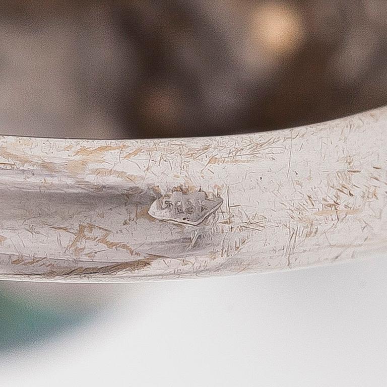 An 18K white gold ring with cultured Tahitian pearls.