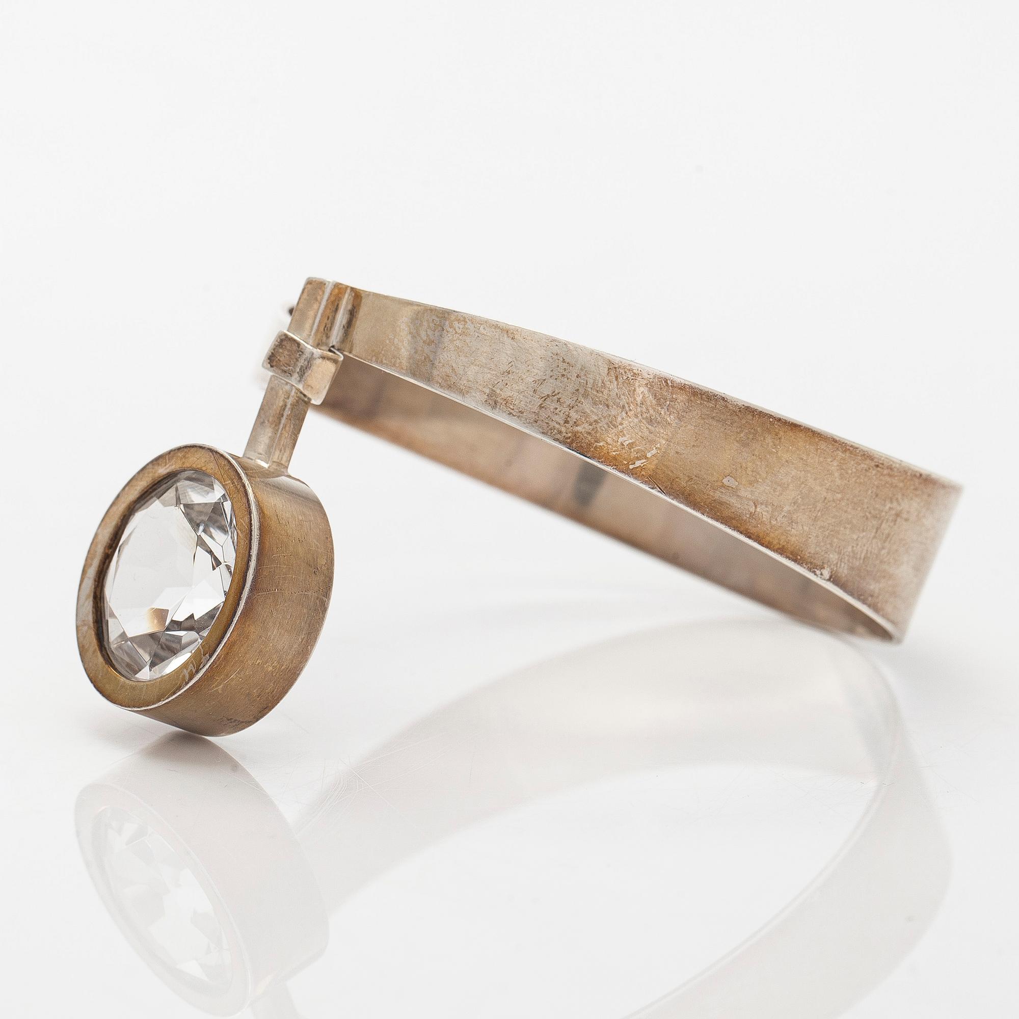 Elis Kauppi, armring, sterlingsilver med fasettslipad bergkristall. Kupittaan Kulta, Åbo.