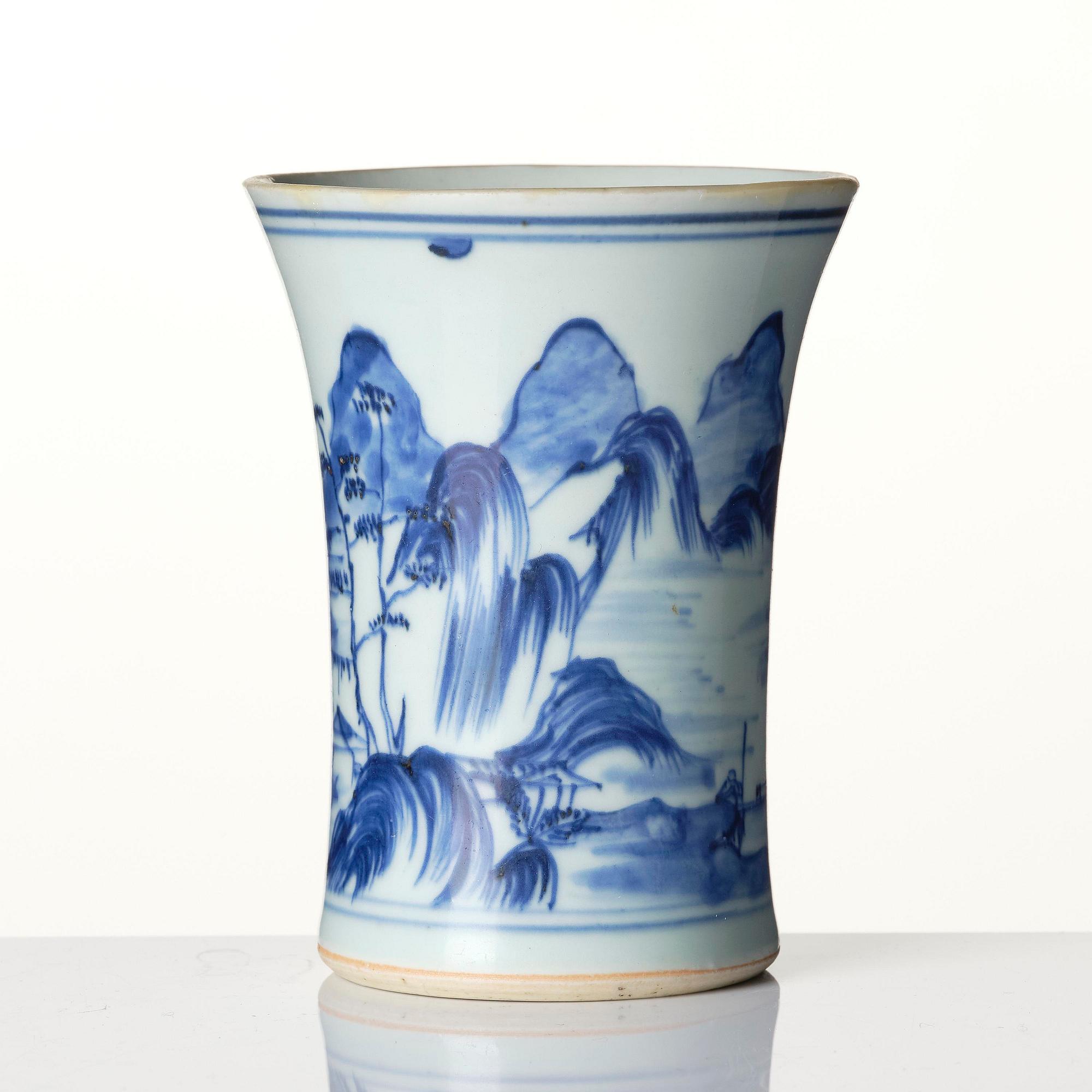 A blue and white brushpot and a dish, Tianqi/Chongzhen, mid 17th century.