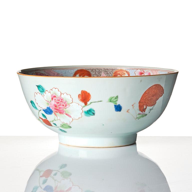 A famille rose bowl, Qing dynasty, Qianlong (1736-95).