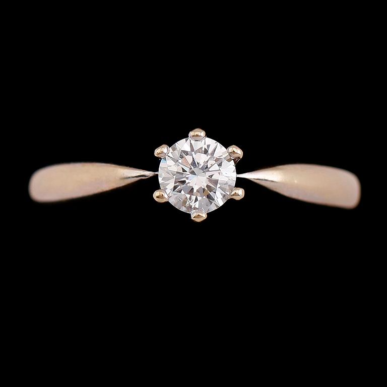 RING, 18 k rött guld med briljantslipad diamant ca 0.38 ct enligt gravyr. Vikt ca 4 g.