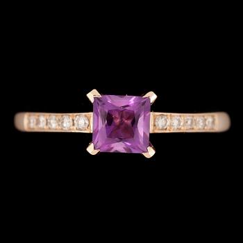 RING, 14k guld, ametist ca 0,54 ct samt diamater tot ca 0,10 ct, vikt ca 2,36 gram.