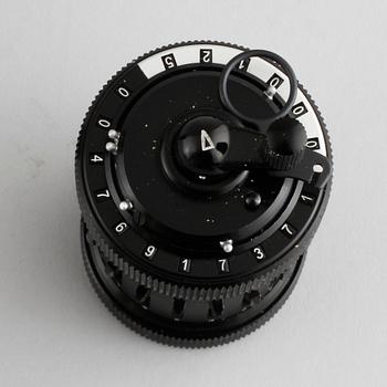 KALKYLATOR, "Curta, Type I", utvecklad av Curt Herzstark, tillverkad av Contina AG Mauren, 1956.