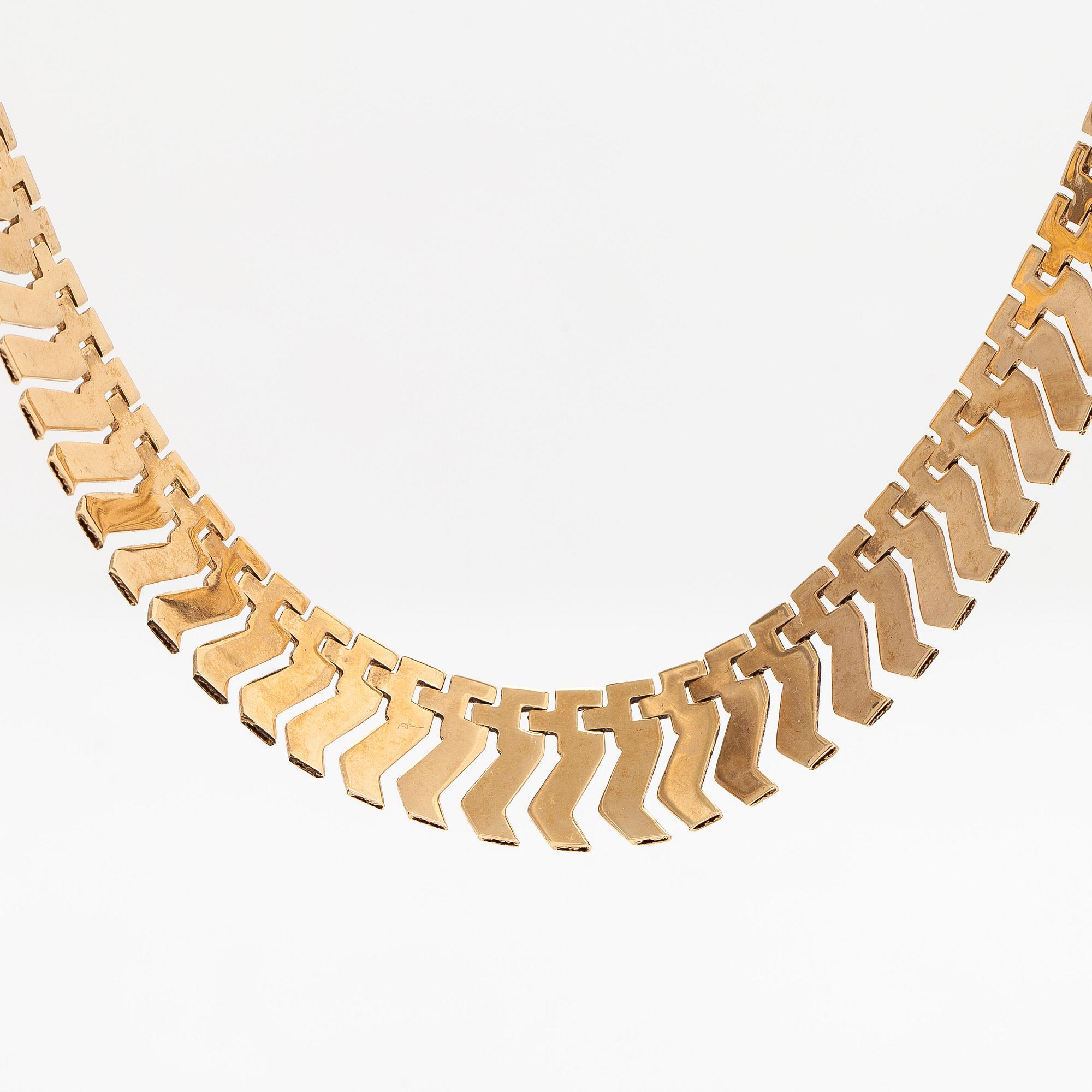 An 18K gold necklace.