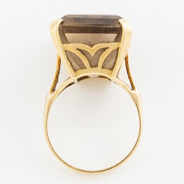 Ring, cocktailring, 18K guld med smaragdslipad rökkvarts.