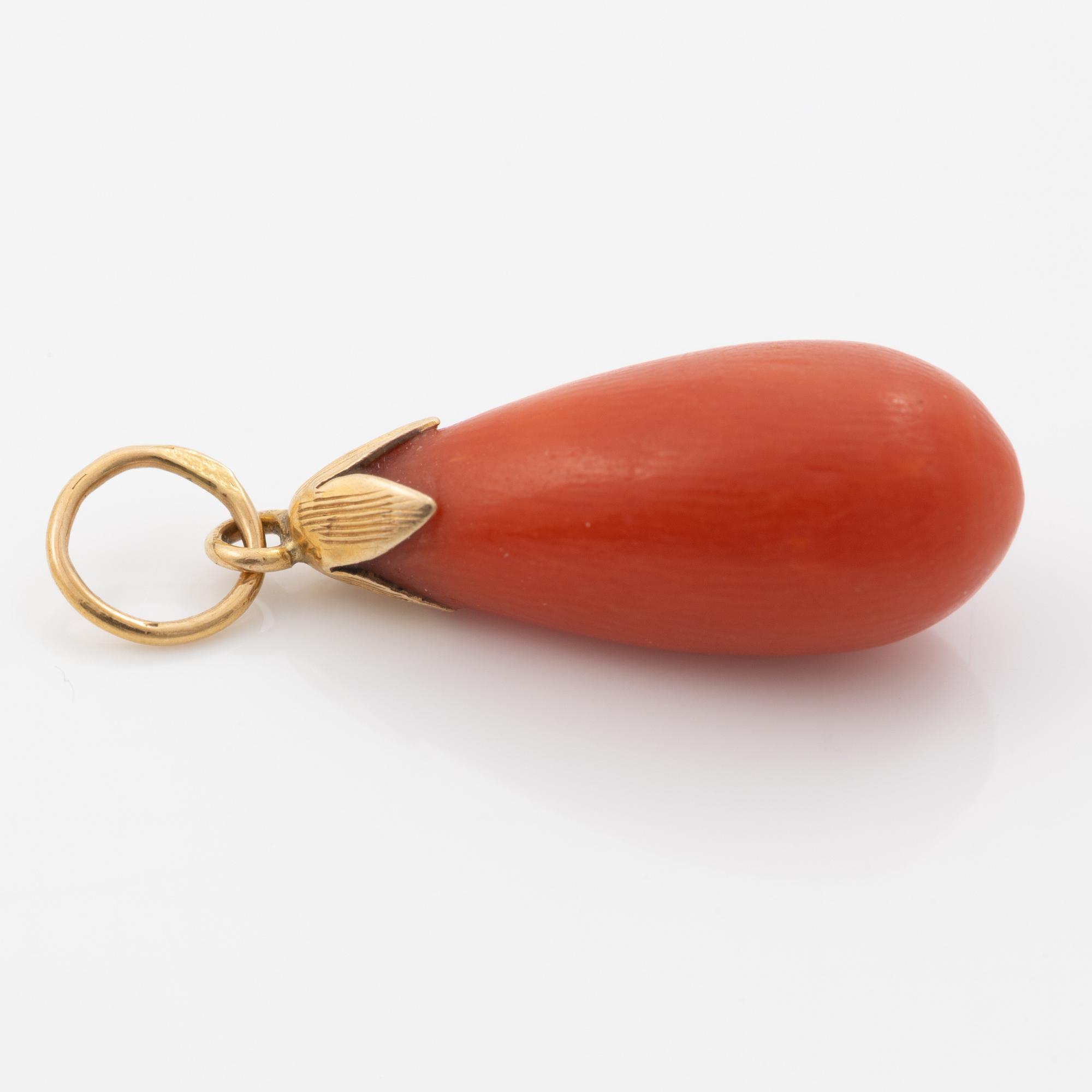 Pendant in 18K gold with drop-shaped coral.