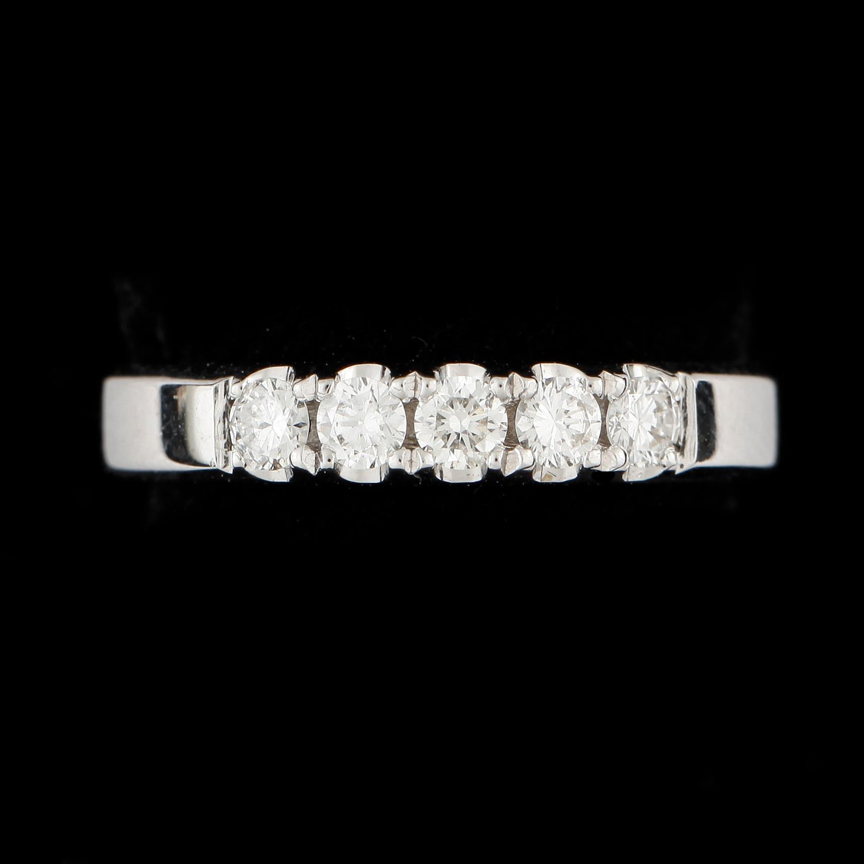 RING, 14k vitguld med briljantslipade diamanter tot ca0,45ct. Vikt ca4,1g.
