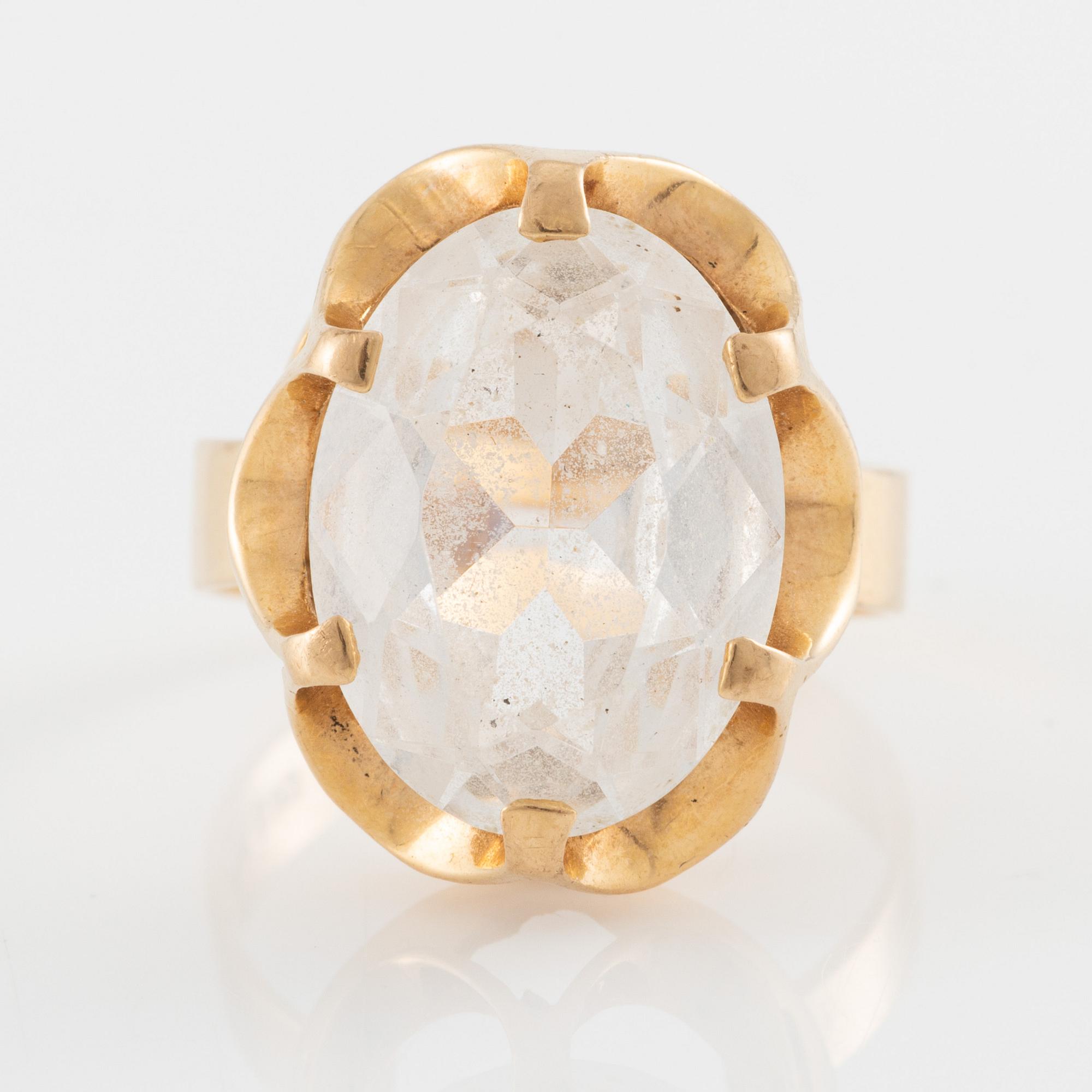 Ring 18K guld med vit syntetisk spinell.