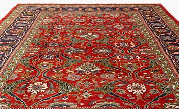 An antique 'Ziegler' carpet, Sultanabad area, ca 533 x 358 cm.