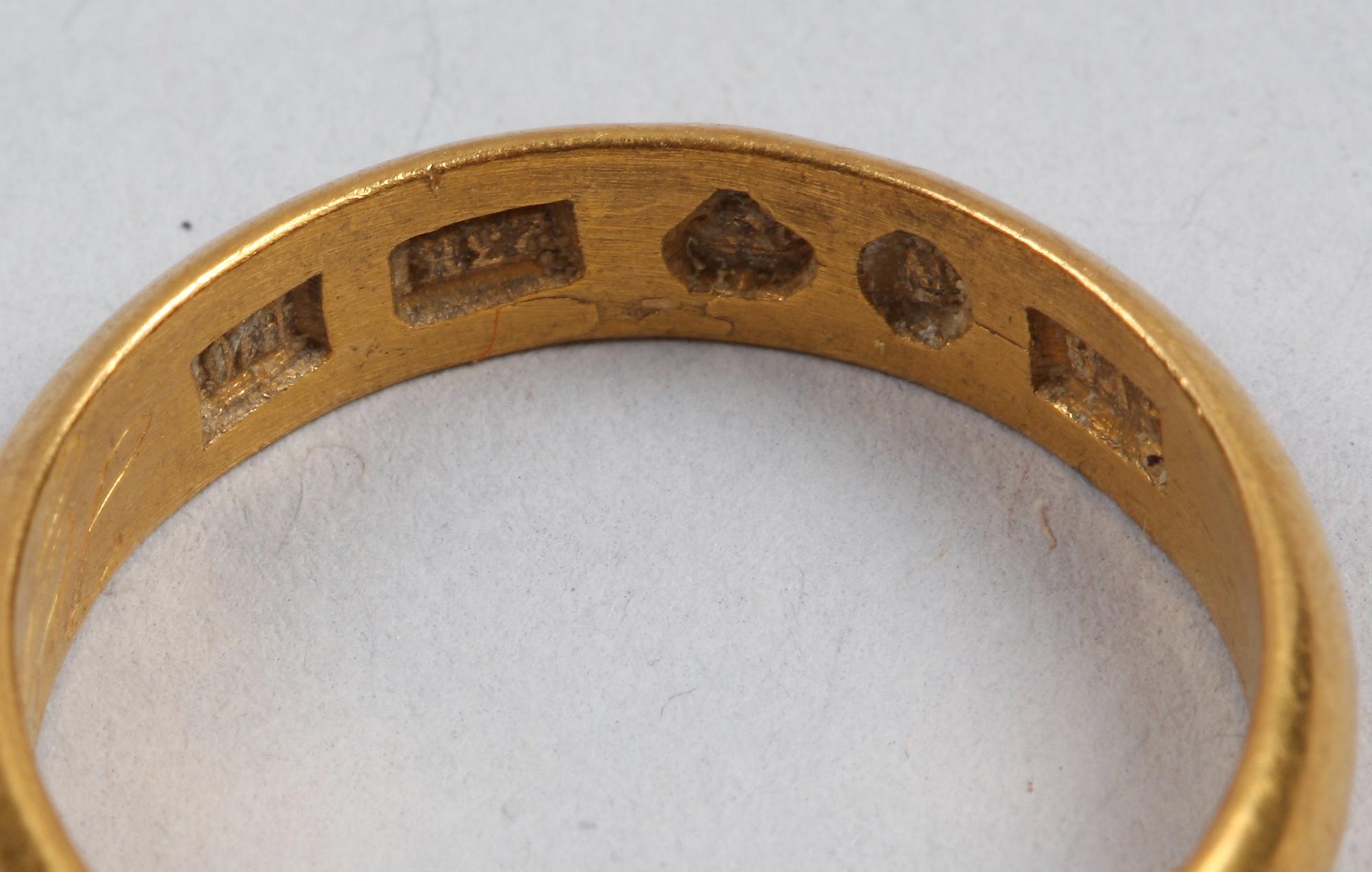 GULDRINGAR, 6 st varav 4 st i 23K guld och 2 st 18K guld. 1900-talets första hälft. Totalvikt 40 gram.