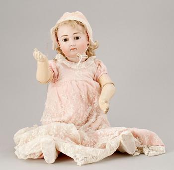 FLICKDOCKA, biskviporslin, Tyskland, ca. 1885-1895. Märkt "15" i nacken.