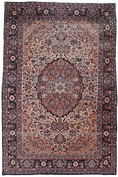 321. A carpet, an antique Teheran probably, ca 317,5-319 x 206,5-215,5 cm.