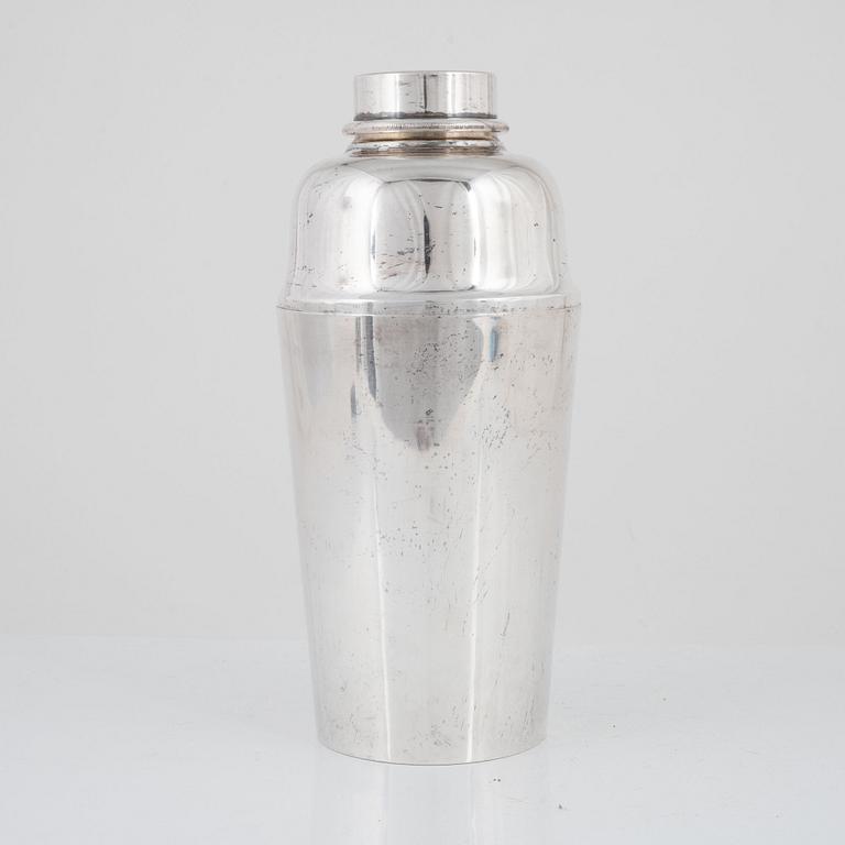 A silver plated coctail shaker, mark of SMPC, Sydney.