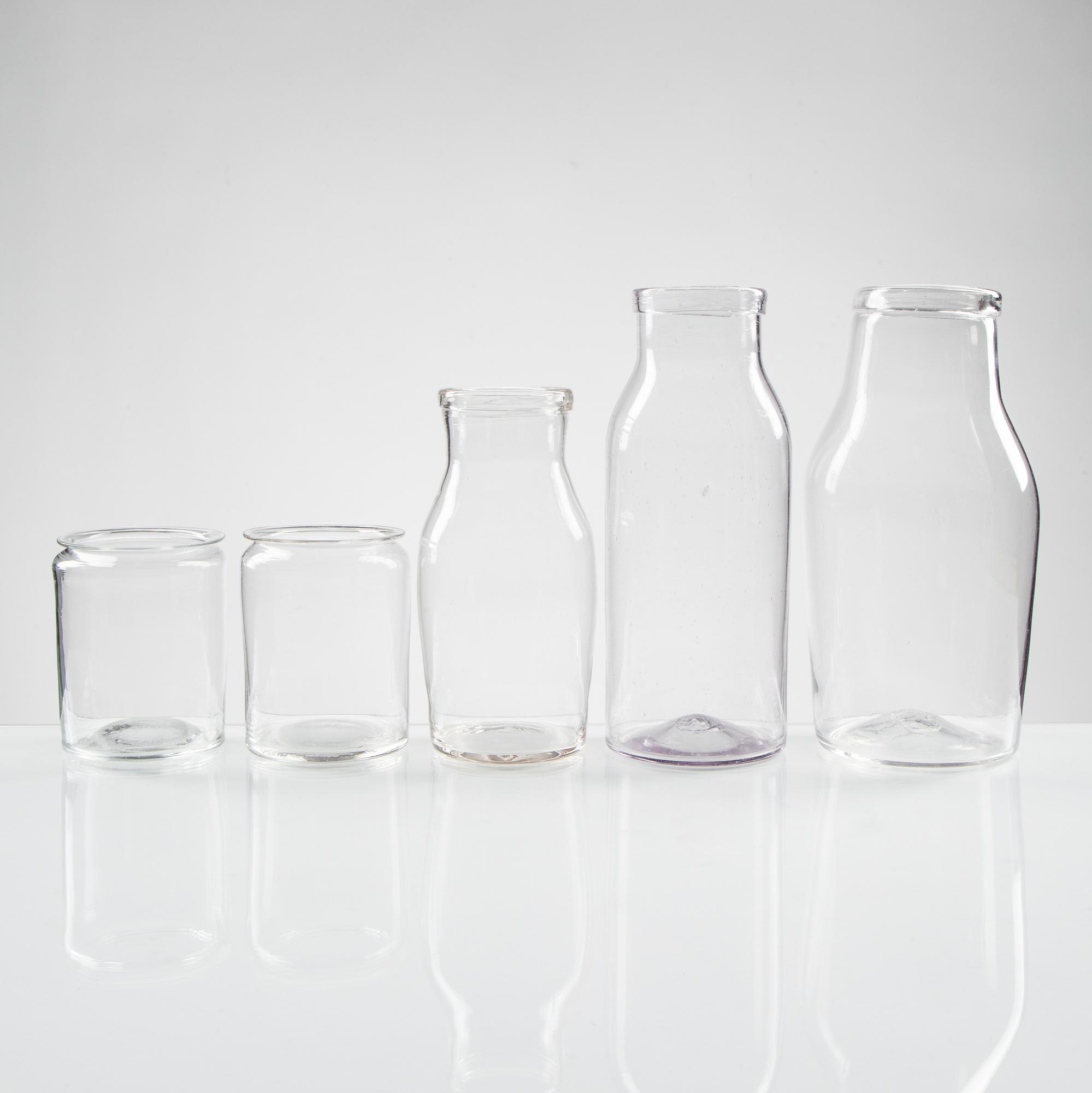 FLASKOR OCH BURKAR, 6 st. Glas, 1800-talets andra hälft.