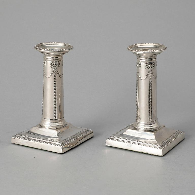 LJUSSTAKAR, 2 st, silver, Sheffield, 1894. Tot vikt 407 gram (inklusive fylld fot).