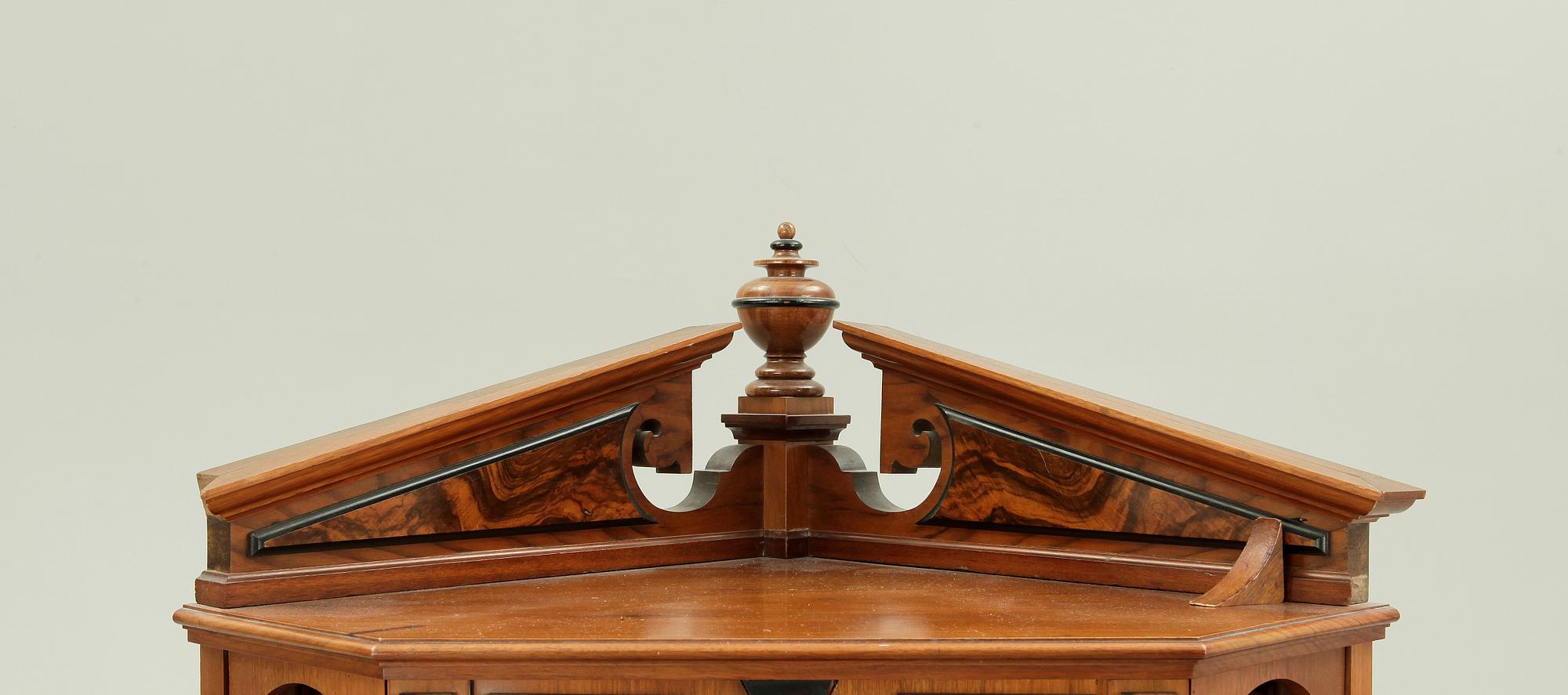 HÖRNHYLLA. Nyrenässans, 1800-talets slut.