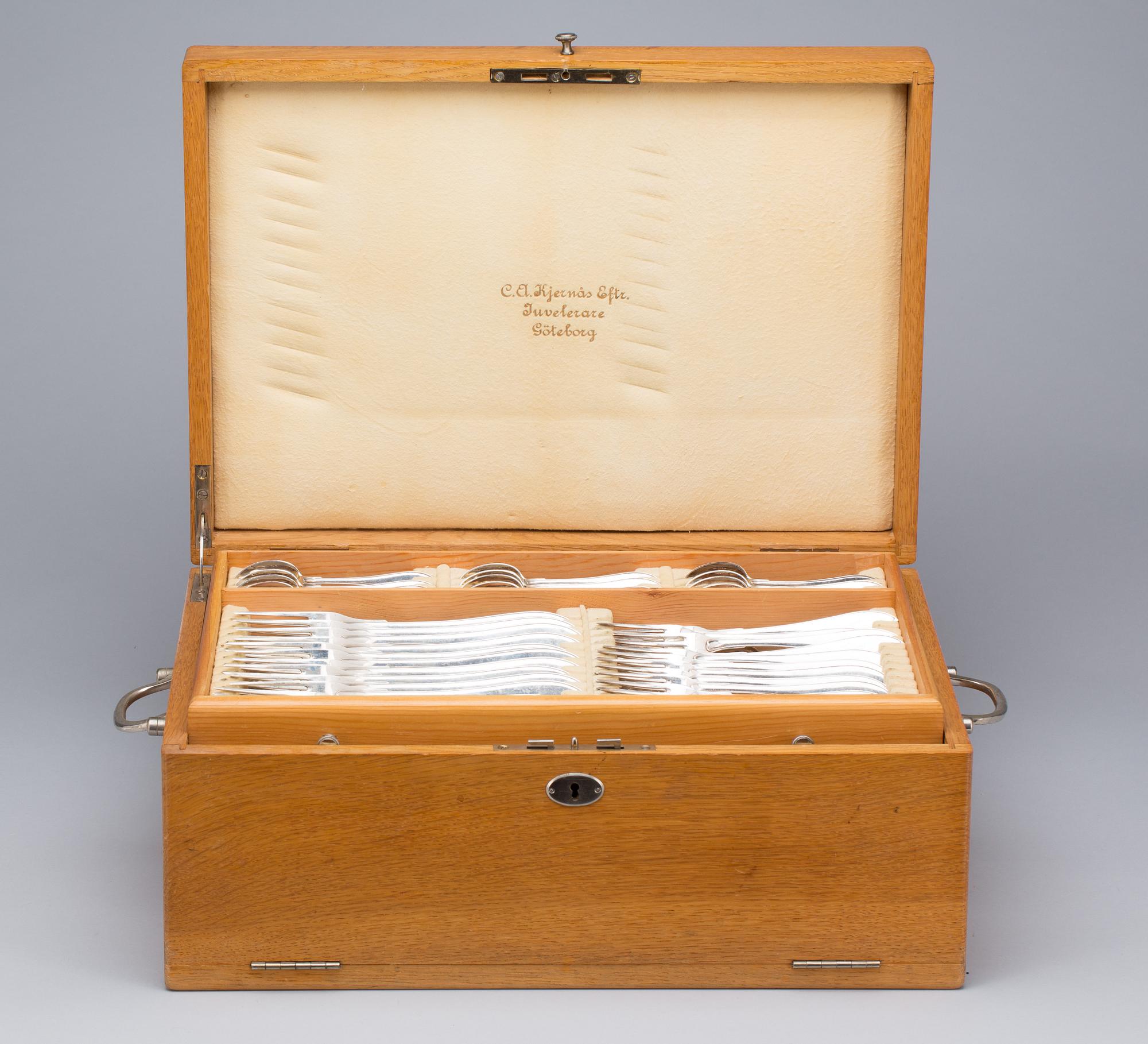 BESTICKUPPSÄTTNING, 95 delar. Silver, Kjernås eftr, Göteborg 1910-1911. Ca 3900g inkl stålblad.