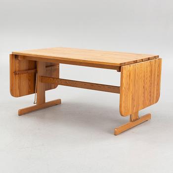 A pine dining table of shaker model, second half of the 20th century.