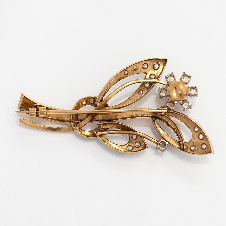 Brosch, 14K guld, rosenslipade diamanter och odlad pärla.
