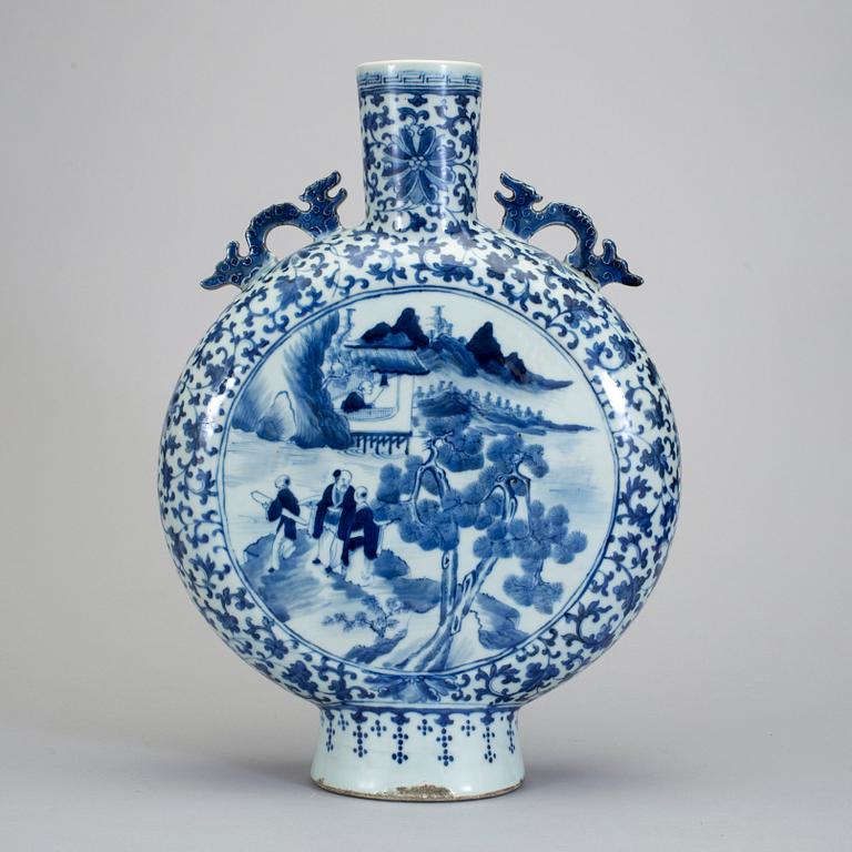 A blue and white moon flask, Qing dynasty, 19th century.